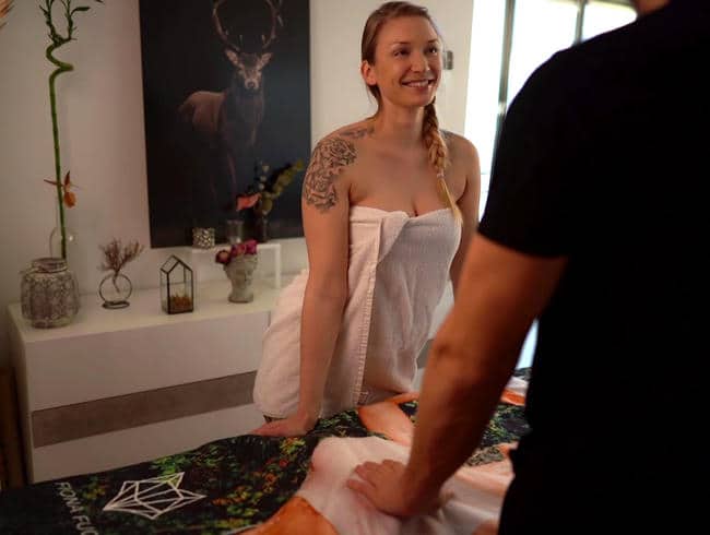 User gibt Fiona Fuchs eine Massage