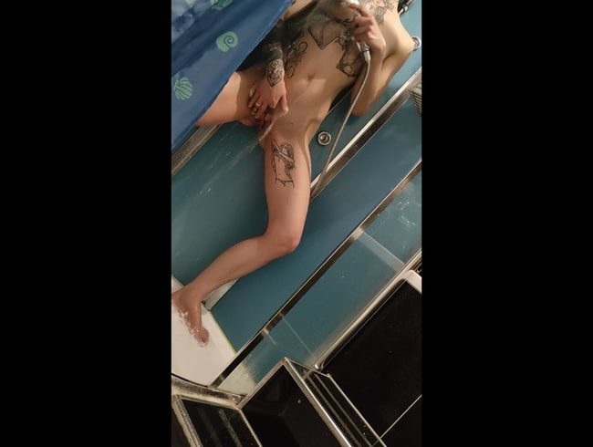 Amateur sNakedgirl se masturbe secrètement sous la douche