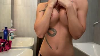 TattooNina - Viens avec moi dans la salle de bain