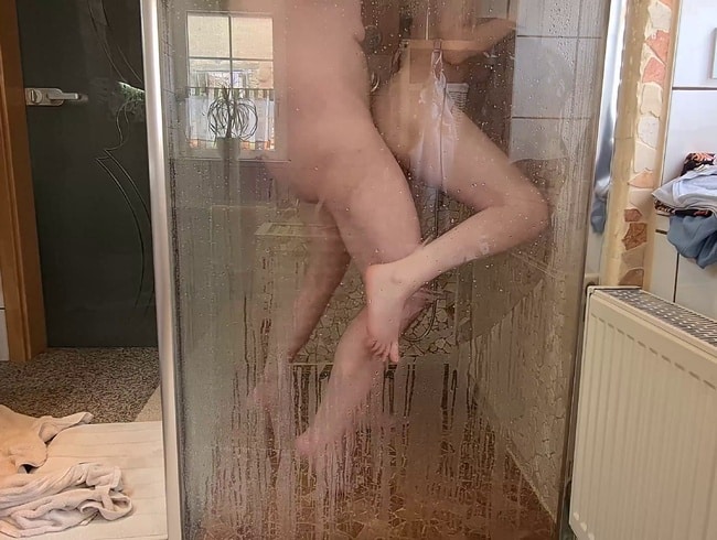 FinaFoxy: Stiefvater fickt mich unter der Dusche!