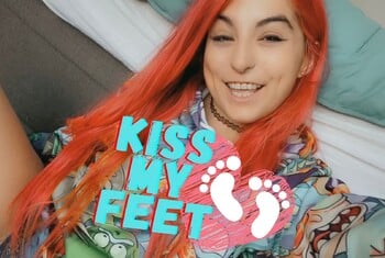 The red-haired Jenny-Style shows you her feet!