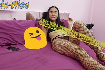 Asia-Nisa: Ich zeige dir meine feuchte rasierte Pussy