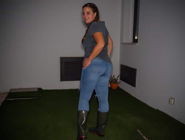 Jeans perversos mean en botas de goma de la mujer de ensueño con curvas Lea-Lovebird