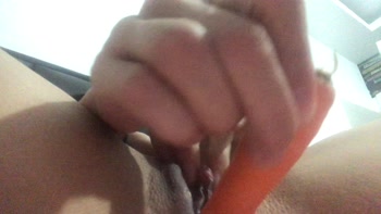 Milf gata cachonda se folla una zanahoria