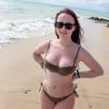 Follada desnuda en la playa con la pelirroja Hotcerise