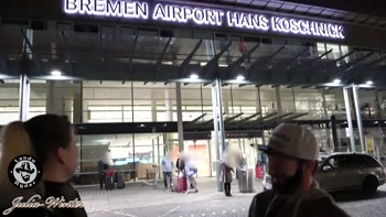 Follada en público sin tabúes en el aeropuerto de Bremen @ Julia-Winter