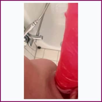 JenniBabe - orgasm in the shower!