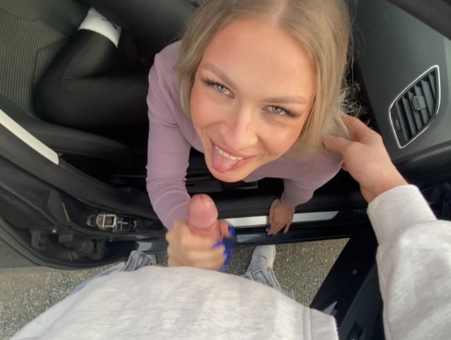 LisaSchubert - Teenie Pussy im Auto gesprengt