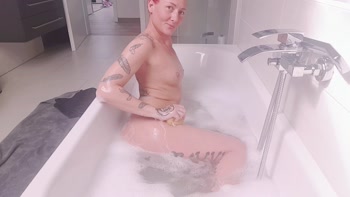 KylieFoxx: Verrai nella vasca da bagno con me?