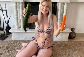 XXL cucumber for my pussy! [Lea-Rose]