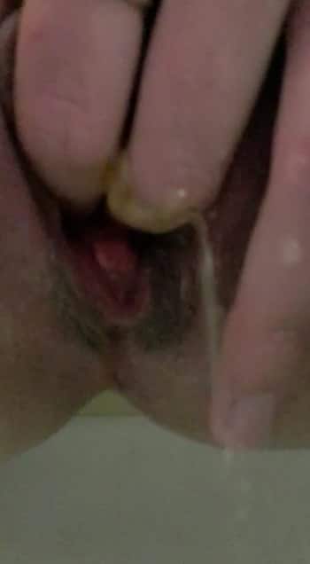 Jerk off pussy while pissing with Sweetynina