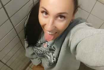 Harter Arschfick auf der öffentlichen Toilette mit Theresina