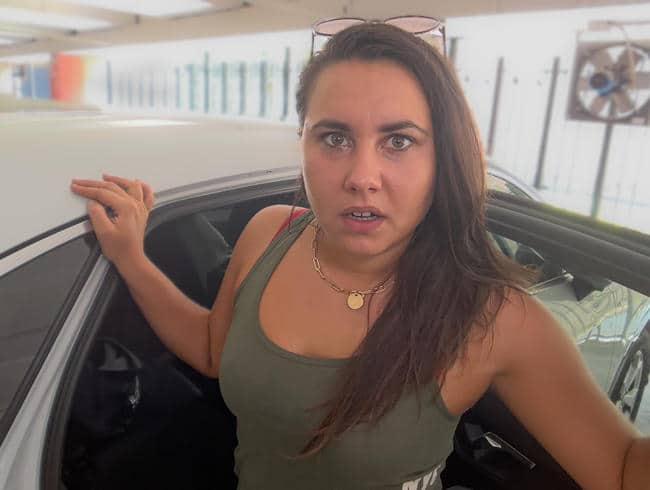 3-hole fuck in Jenny-Stella's underground car park