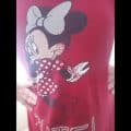 Linda chica con camiseta de Mickey Mouse @ sex designer