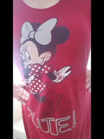 Jolie fille en chemise Mickey Mouse @ sex designer