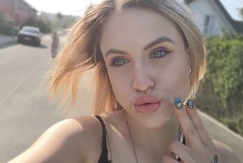 Sperm walk with SUGAR PRINCESS18! With cum on your face through the city!