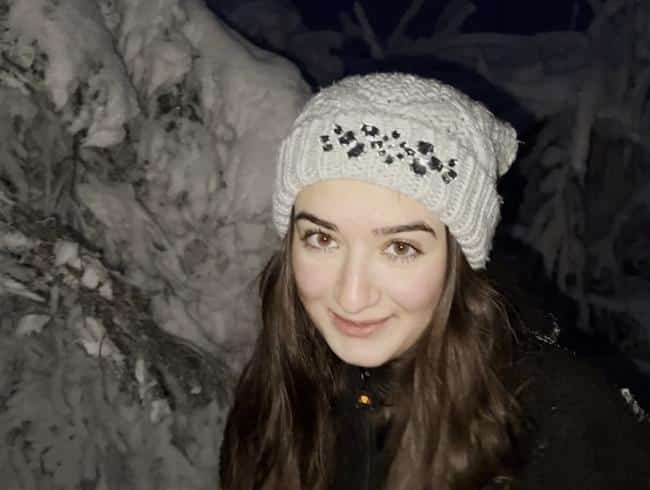 LeahSnuSnu - Pisciando nella neve e facendola diventare gialla!!