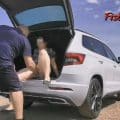 Fisting-Babe: Fisten im Auto
