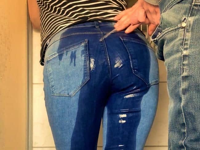 SensualPeeCouple - Voll auf den Hintern 1 - Blaue Jeans, schwarze Knöchelsocken