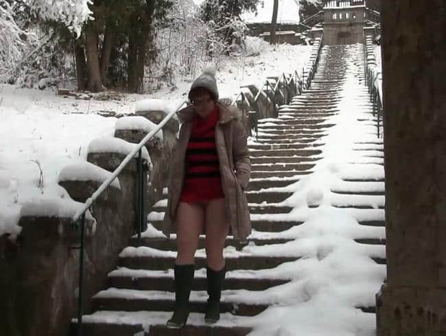 Real sluts can be fucked anywhere! Even outdoors in the cold! [Popp Sylvie]