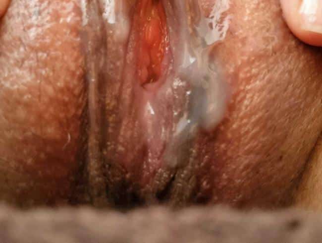 Sieht zu wie der Asiatin SelenaRodriguez das Sperma aus dem Fickloch tropft