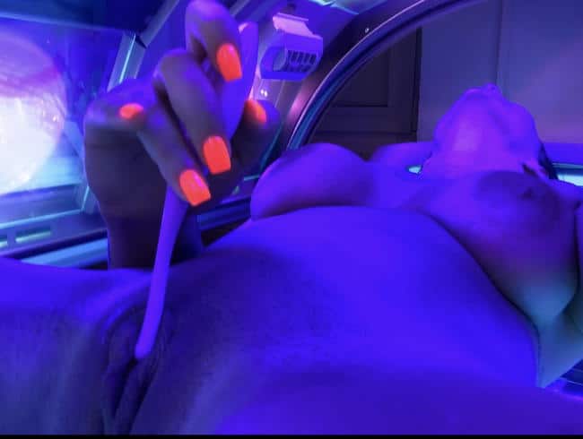 [Mery-cherry] Pussy squirts under the tanning bed