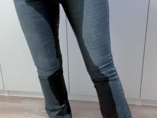 LetsWetting : Regarde la pisse chaude couler sur mon jean