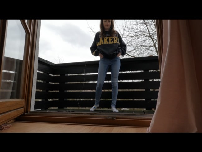 MAGDALENA-XXS - Meando en los jeans en el balcón
