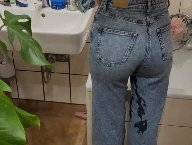 Elli-Young - pisciata nei jeans con piena intenzione