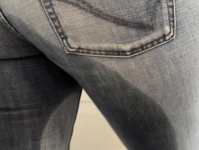 [LetsWetting] Cachonda meando en los jeans