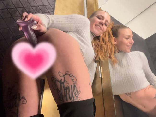 Niki-Davis - Slut is horny in the dressing room