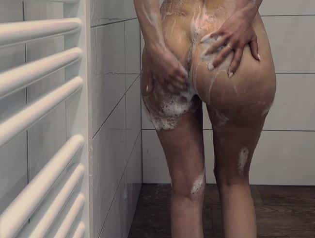 SusiWhite69 - La puttana sporca si fa la doccia...