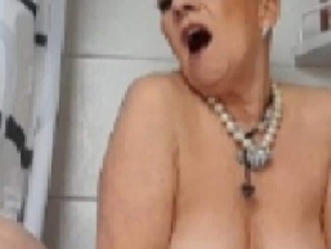 Milf pisst sexy in die Dusche (Sachsen-Lady)