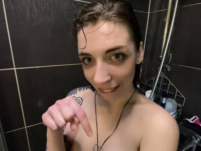 Amelie-Green: I suddenly had to pee in the shower