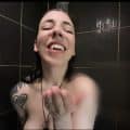 Feuchte Möse unter der Dusche rasieren @ Amelie-Green