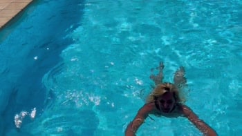 Karinle - Una zorra junto a la piscina