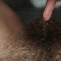 Diteggiatura della figa pelosa con tanto succo di figa (KleineLoewin80)