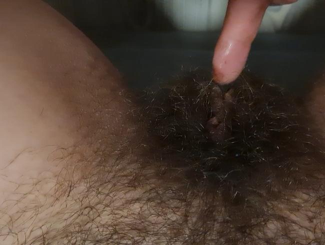 Diteggiatura della figa pelosa con tanto succo di figa (KleineLoewin80)