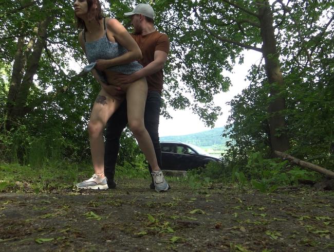 Mila-Hase - De repente cachonda por el sexo durante un paseo por el bosque
