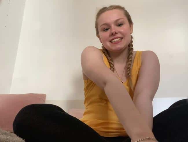 Newcomer Lisa-Little masturbates on the internet for the first time