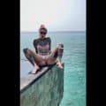 lisa-rocketcock pisse dans la mer en vacances