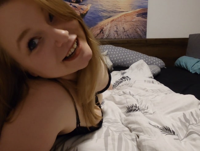 Blonde Lovely-mia has her first orgasm in front of the cam