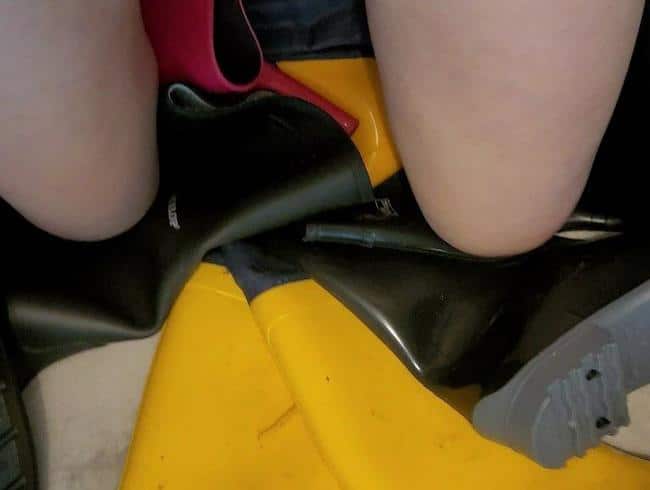 Pee with rubber boots (Elli-Young)