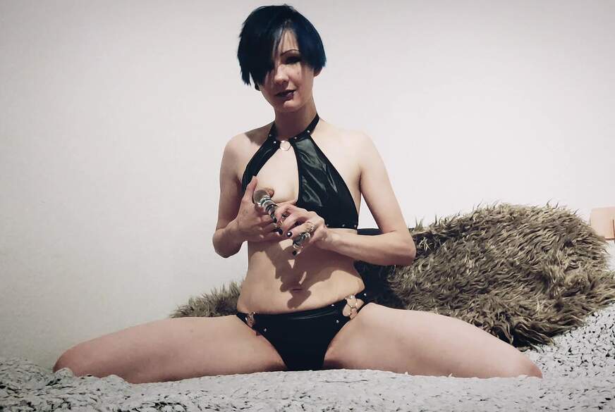 Ann-Petite @ Sexy Schwarzhaarige spielt versaute mit einen Glasdildo