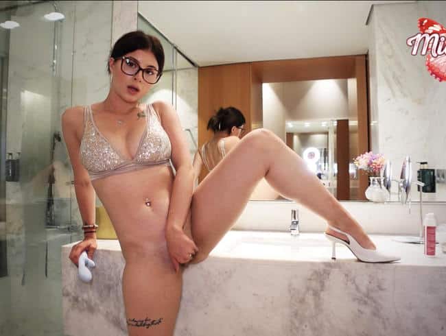 miageil69 - blatant vibrator fuck on the vanity on vacation (creamy squirt!)