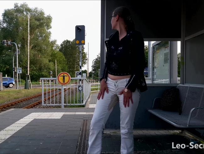 Einfach in die Jeans pissen während ich auf den Zug warte (Leo-SecretLove)