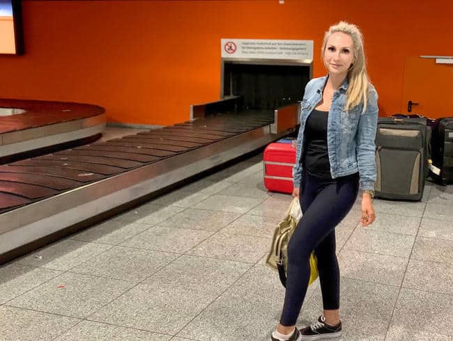 Un extraño total recibe una cogida de 3 agujeros en el aeropuerto (Lisa-Sophie)