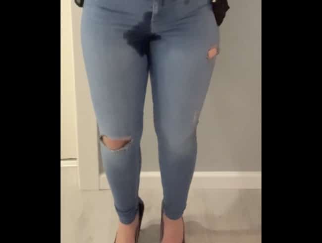 Flooding at jeans piss with pepper butt