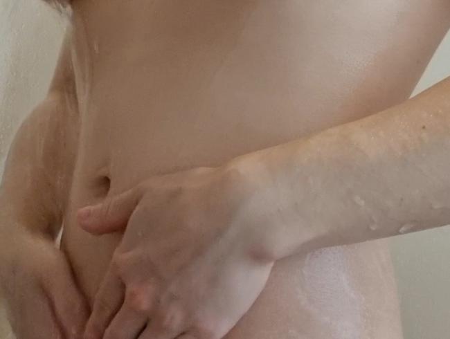 Massage des seins sous la douche avec DEVOT-LEILA