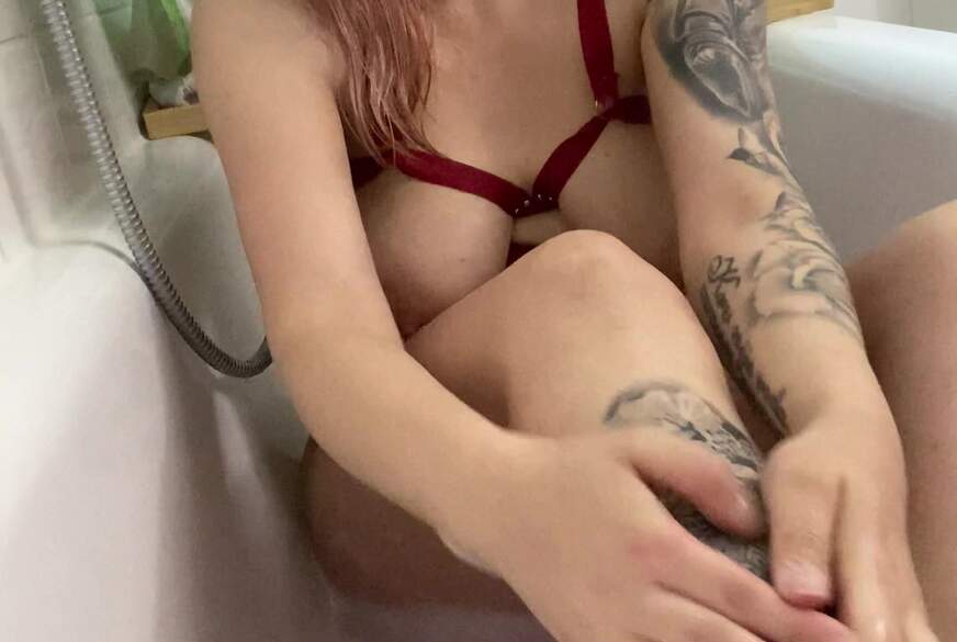 Solo fuck in the bathtub with AliceSwitch